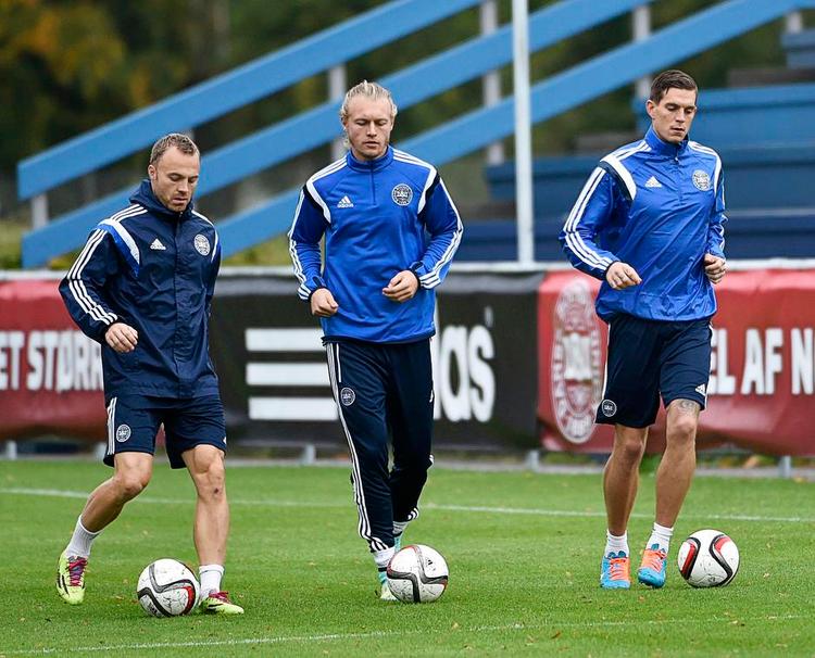 kLAR. Lars Jacobsen (tv) påtræningsbanen sammen med Simon Kjær og anfører Daniel Agger, der ikke komemr i kamp mod Albanien. Kjær er tvivlsom. 