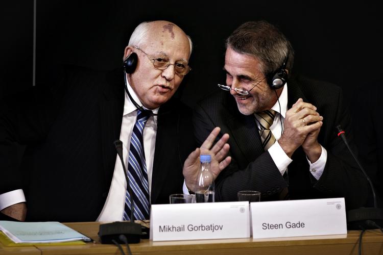 Sygdom. Sovjetunionens tidligere præsident, Mikhail Gorbatjov er indlagt. Her er han fotograferet. da han besøgte det danske folketing i 2007. Til højre SFs Steen Gade 
