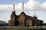 Battersea Power Station i London er en af de offentlige bygninger, der er blevet ombygget til boliger og solgt til pengestærke købere. 