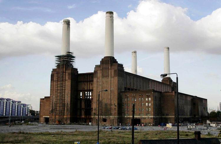 Battersea Power Station i London er en af de offentlige bygninger, der er blevet ombygget til boliger og solgt til pengestærke købere. 