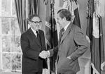 HÆDRET. Udenrigsminister Henry Kissinger (tv) lykønskes af præsident Richard Nixon efter at have modtaget Nobels Fredspris i 1973. 
