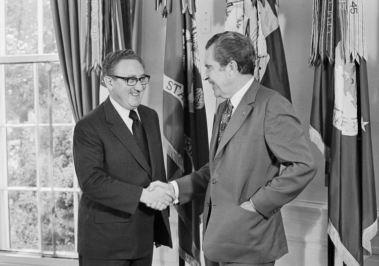 HÆDRET. Udenrigsminister Henry Kissinger (tv) lykønskes af præsident Richard Nixon efter at have modtaget Nobels Fredspris i 1973. 