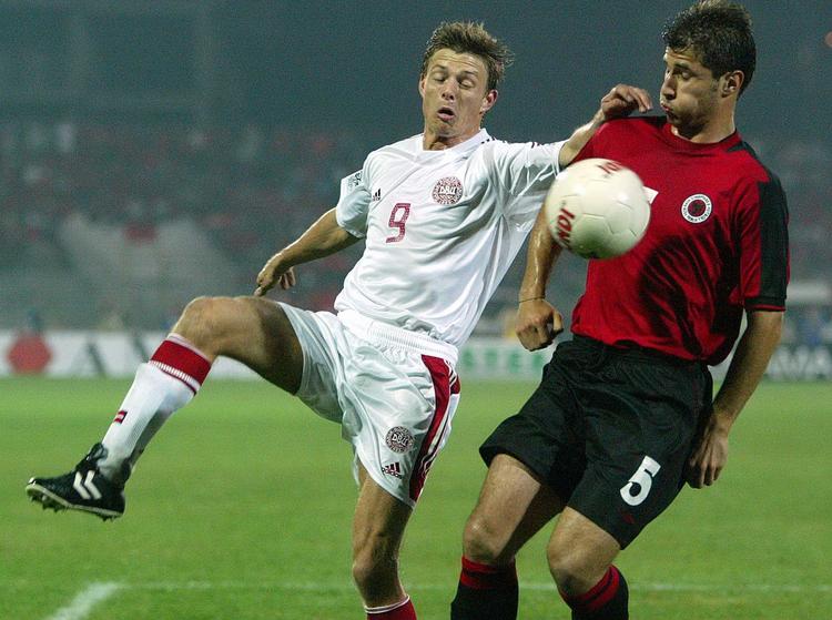 2004. Jon Dahl Tomasson scorede til 2-0 for Danmark mod Albanien for 10 år siden, hvor også en ung Lorik Cana (th) var med. Han er nu Albaniens anfører  og som Thomas Kahlenberg  genganger fra mødet i 2004. 