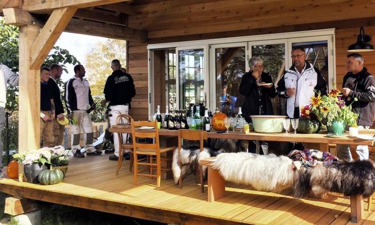 Fest. Brombærhuset er færdigt, og i  torsdags var der aflevering til bygherren alias Signe Wenneberg, som også fik overdraget sin FSC-certificering. 