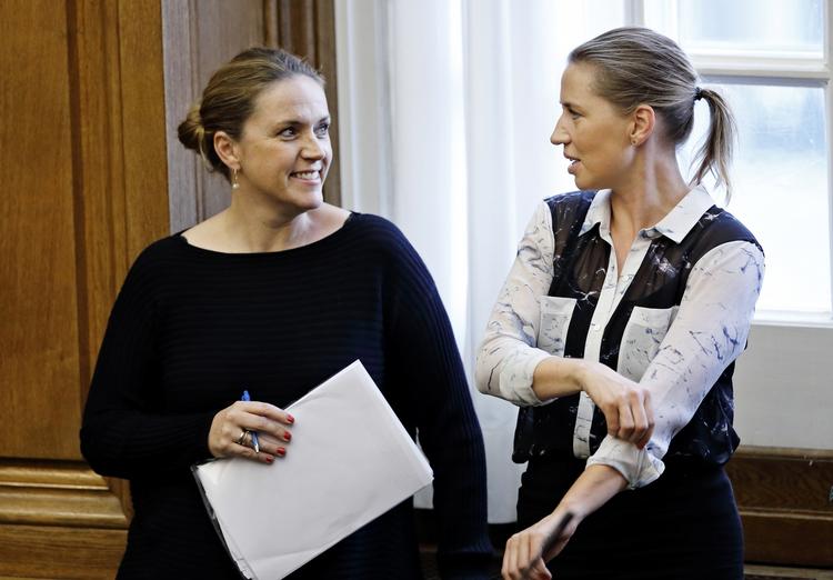 Jobskifte. Karen Hækkerup (S) går af som justitsminister og beskæftigelsesminister Mette Frederiksen (S) overtager posten.. 