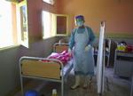 MARBURGEPIDEMI. Læge står ved siden af en død marburg-patient i Angola i april 2005. 