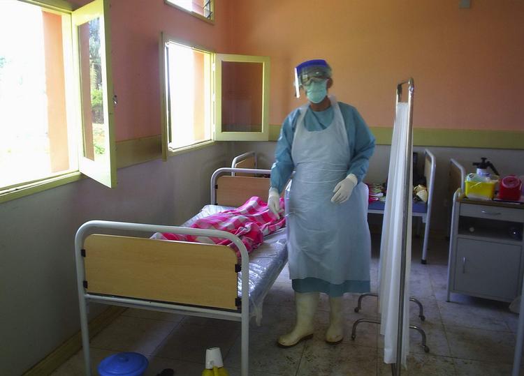MARBURGEPIDEMI. Læge står ved siden af en død marburg-patient i Angola i april 2005. 