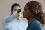 ebola. Marrokansk sundhedspersonale screener passagerer med et termometer ved ankomsten til lufthavnen i Casablanca. Myndighederne i landet håber, at de på den måde kan hindre eventuelle ebolasmittede, der udviser symptomer, i at rejse videre. 