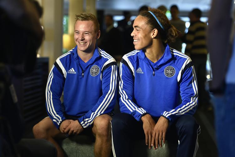 TYVEGODS. Morten Olsens seneste rov hos U21-holdet har forfremmet Uffe Bech (tv.) og Yussuf Poulsen (th.) til A-holdet. 