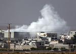 bombardement. Røg stiger til vejrs over Kobane i dag efter et luftangreb. Gadekampene i byen er taget til i intensitet, forlyder det fra den tyrkiske side af grænsen, hvorfra det er muligt at kigge ind over den truede by. 