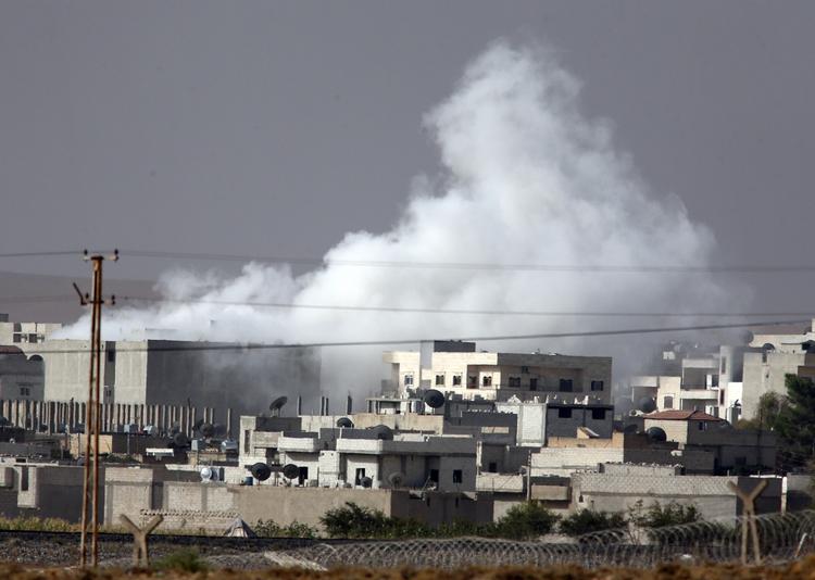 bombardement. Røg stiger til vejrs over Kobane i dag efter et luftangreb. Gadekampene i byen er taget til i intensitet, forlyder det fra den tyrkiske side af grænsen, hvorfra det er muligt at kigge ind over den truede by. 