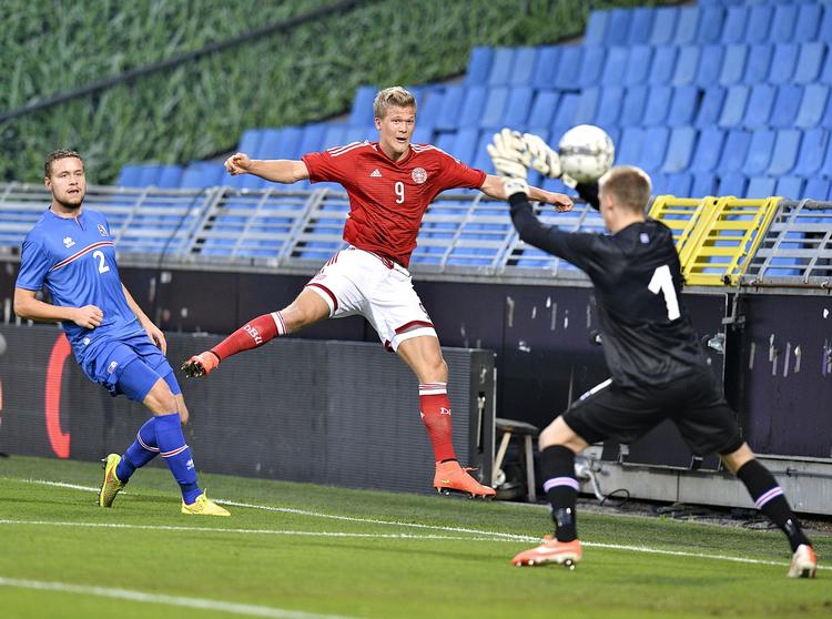 0-0. Et skud fra baglinien fra Andreas Cornelius på tværs af mål var en af få danske afslutninger mod Island. 