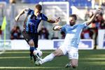 BEREJST. Lorik Cana har tidligere blandt andet spillet i Paris Saint-Germain. Her er han (th) i aktion for Lazio 