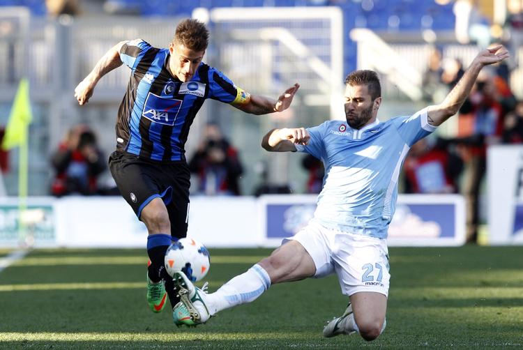 BEREJST. Lorik Cana har tidligere blandt andet spillet i Paris Saint-Germain. Her er han (th) i aktion for Lazio 