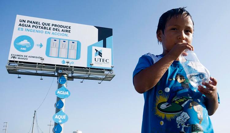vand. I Lima i Peru laver et Billboard luftfugtighed om til drikkevand. 