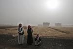Internationalt. Kurdiske flygtninge står uden for  en flygtningelejr i Suruc på den tyrkiske side af grænsen. I alt er flere end 200.000 kurdere flygtet fra Kobane, siden IS begyndte sit angreb på den syriske by, der ligger op til Tyrkiet.. 