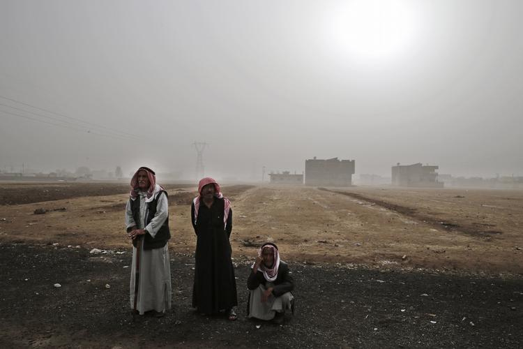 Internationalt. Kurdiske flygtninge står uden for  en flygtningelejr i Suruc på den tyrkiske side af grænsen. I alt er flere end 200.000 kurdere flygtet fra Kobane, siden IS begyndte sit angreb på den syriske by, der ligger op til Tyrkiet.. 