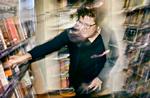 Lokal vs. multinational. Med sine 27 år i branchen har souschef Pia Christensen på tæt hold fulgt den stigende konkurrence fra bl.a. Amazon. Hun var en overgang arbejdsløs i halvandet år, da hendes tidligere boghandel lukkede. 