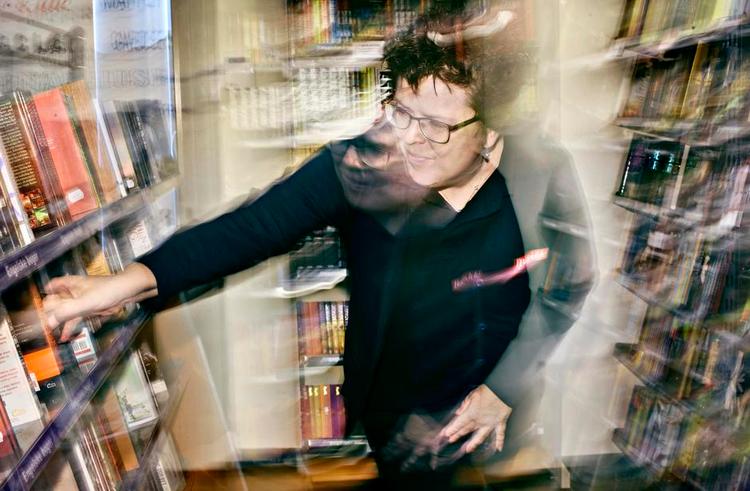 Lokal vs. multinational. Med sine 27 år i branchen har souschef Pia Christensen på tæt hold fulgt den stigende konkurrence fra bl.a. Amazon. Hun var en overgang arbejdsløs i halvandet år, da hendes tidligere boghandel lukkede. 