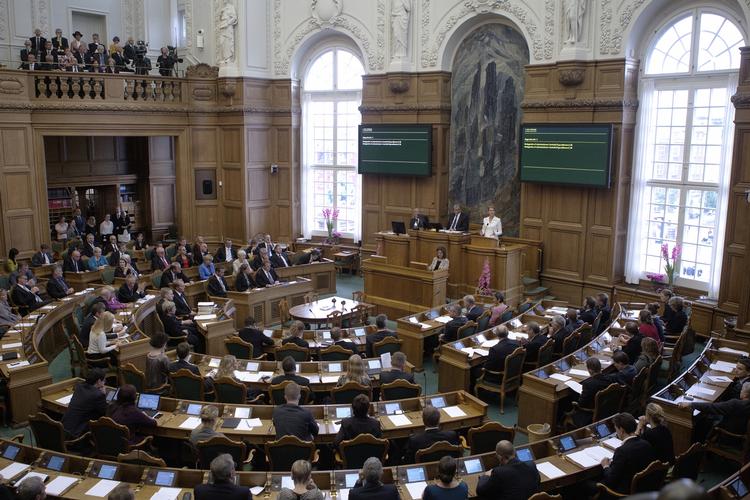 Tillidsknæk. Danskernes tillid til politikerne er faldet. Til gengæld stoler vi nu mere på sygeplejerskerne. 