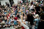 Kammeratskab. Fordelen ved skolen er, at børn kan møde børn fra andre sociale lag end deres eget, og det giver et større socialt udsyn, hvilket både de stærke og de svagere børn har fordel af. Men den effekt svækkes, hvis de sociale klasser klumper sig sammen i hver sin enklave, siger forskerne. Arkivfoto: Joachim Adrian 