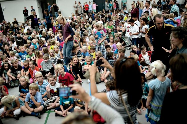 Kammeratskab. Fordelen ved skolen er, at børn kan møde børn fra andre sociale lag end deres eget, og det giver et større socialt udsyn, hvilket både de stærke og de svagere børn har fordel af. Men den effekt svækkes, hvis de sociale klasser klumper sig sammen i hver sin enklave, siger forskerne. Arkivfoto: Joachim Adrian 