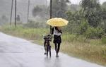 Cyklonen er på vej mod Orissa og Andhra Pradesh kyststrækningen og ventes at først at slå ind over Visakhapatnam. 