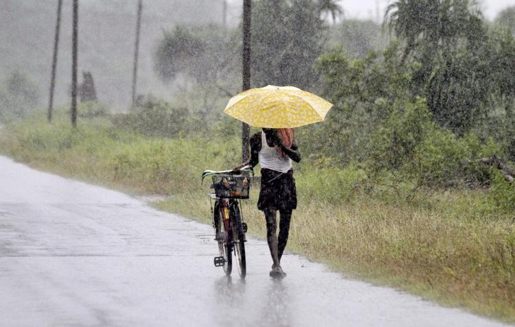 Cyklonen er på vej mod Orissa og Andhra Pradesh kyststrækningen og ventes at først at slå ind over Visakhapatnam. 