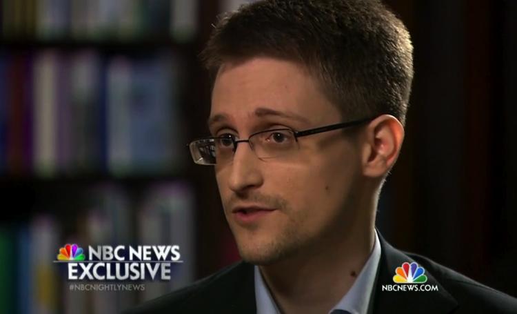 Snowden flygtede til Hongkong og derefter Rusland sidste år, og han menes at være i besiddelse af 1,7 millioner elektroniske dokumenter. 