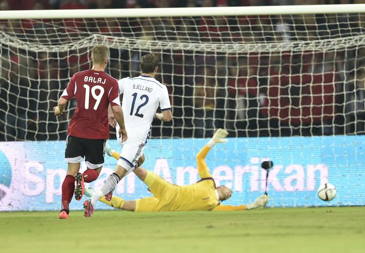 1-0. Albanien kom foran på et skud, der ramte Simon Kjær og nåede uden for  Kasper Schmeichels rækkevidde. 