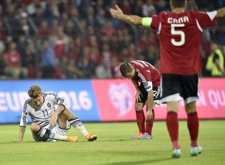 AVS. Allerede i det første minut fik Nicklas Bendtner et slag på næsen, så det sortnede for øjnene. 