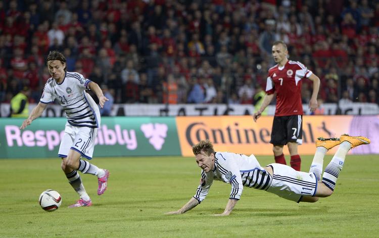 1-1. Et straffespark mod Nicklas Bendtner (th.) blev ikke dømt, da Lasse Vibe (tv.) sparkede bolden i mål. 