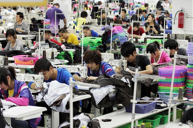 Udflytning. Engang sydede Manhattan af tøjproduktion. Nu bliver langt det meste syet i Asien på fabrikker som denne i Kina. 