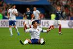 Ronaldo. Den portugisiske superstjerne blev udskiftet i anden halvleg af gårsdagens kamp mod Portugal. Og så fik han is på sit knæ. 