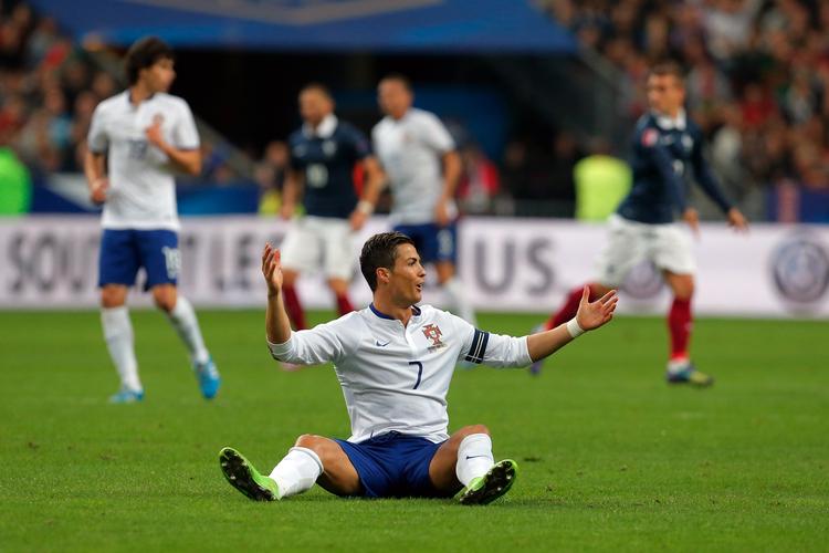 Ronaldo. Den portugisiske superstjerne blev udskiftet i anden halvleg af gårsdagens kamp mod Portugal. Og så fik han is på sit knæ. 