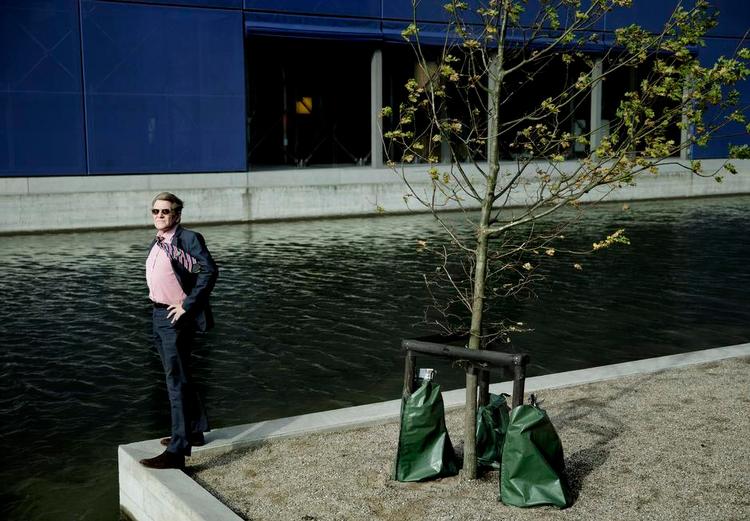 KAMPÅND. Niels Lindvig er kommet i modvind og er fyret efter 32 år i DR. Ledelsen har lagt op til, at han bliver hjemme, men Lindvig møder op, som om intet var hændt. Man vinder ikke over en mastodont, siger han, men man behøver ikke at lægge sig fladt ned. 