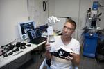 3D-printere kan fås for priser fra omkring 3.000 kroner, og forbrugerne er begyndt at tage dem til sig. Her er det Brian 
Klitgaard Johansen, der sammen med datteren Nicole har printet alt fra en drikkedunkholder til begyndelsen på en humanoid robot i kælderen i Valby. 