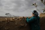 Pause. Fra den tyrkiske grænse kan man se kampene mellem Islamisk Stat (IS) og kurdiske militssoldater i den syriske by Kobane. Her er røg fra kampe i byen, men ellers har det været en relativ stille dag, hævder militssoldaterne. 