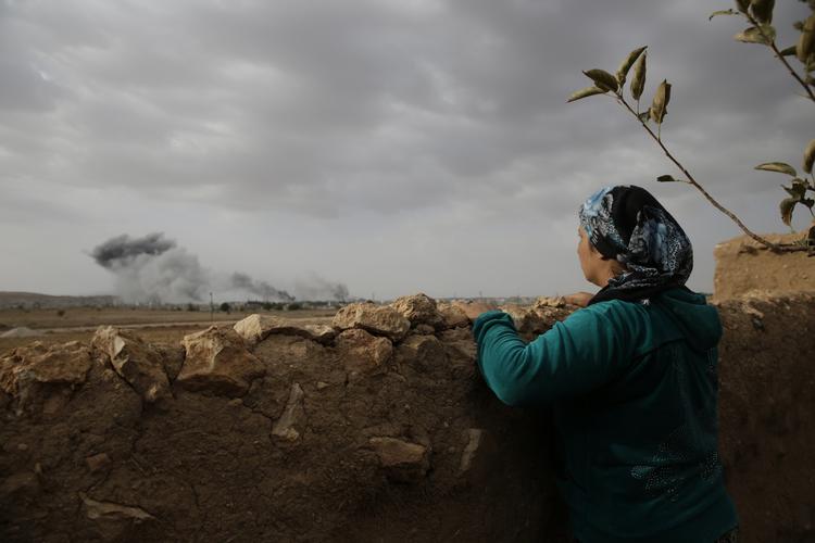 Pause. Fra den tyrkiske grænse kan man se kampene mellem Islamisk Stat (IS) og kurdiske militssoldater i den syriske by Kobane. Her er røg fra kampe i byen, men ellers har det været en relativ stille dag, hævder militssoldaterne. 