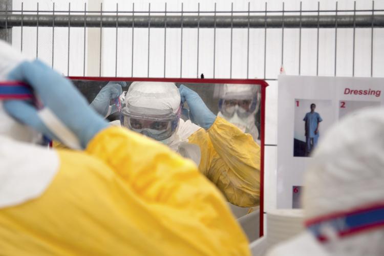 Ebola. I Belgien holdes der kurser, så NGO-ansatte og læger kan lære, hvordan de skal tackle ebola. 