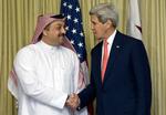 Den amerikanske udenrigsminister John Kerry sammen med sin kollega fra Qatar, Khaled al-Attiya. Begge lande har givet penge til genopbygningen af Gaza. 