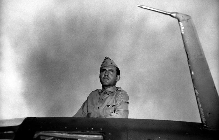 Overlever. 1. januar 1943. Louie Zamperini ser ud fra et bombefly, sted ukendt. Få måneder senere får den amerikanske bombeskyttes B-24’er motorstop over havet, og han og én mere overlever 47 dage på havet, mens deres redningsflåde driver 3.200 kilometer mod sydvest. Zamperini overlever derefter over to år i rå japanske fangelejre. Arkivfoto: AP 