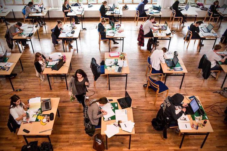 Rustet. Gode lærere og gode skoleledere betyder mere for, hvor godt folkeskoleeleverne klarer sig ved afgangsprøven, end hvor mange penge skolen bruger per elev, konkluderer forskningschef Henrik Christoffersen i Cepos efter at have analyseret tal fra Danmarks Statisk og Undervisnings ministeriet. 