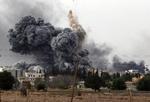 Angreb. Røgen stiger til vejrs efter et amerikansk ledet bombeangreb på IS-stillinger i Kobane i Syrien. Byen ligger tæt på grænsen til Tyrkiet, der nu har givet USA tilladelse til at bruge de tyrkiske luftbaser. 