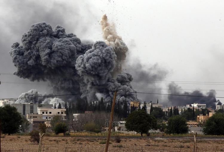 Angreb. Røgen stiger til vejrs efter et amerikansk ledet bombeangreb på IS-stillinger i Kobane i Syrien. Byen ligger tæt på grænsen til Tyrkiet, der nu har givet USA tilladelse til at bruge de tyrkiske luftbaser. 
