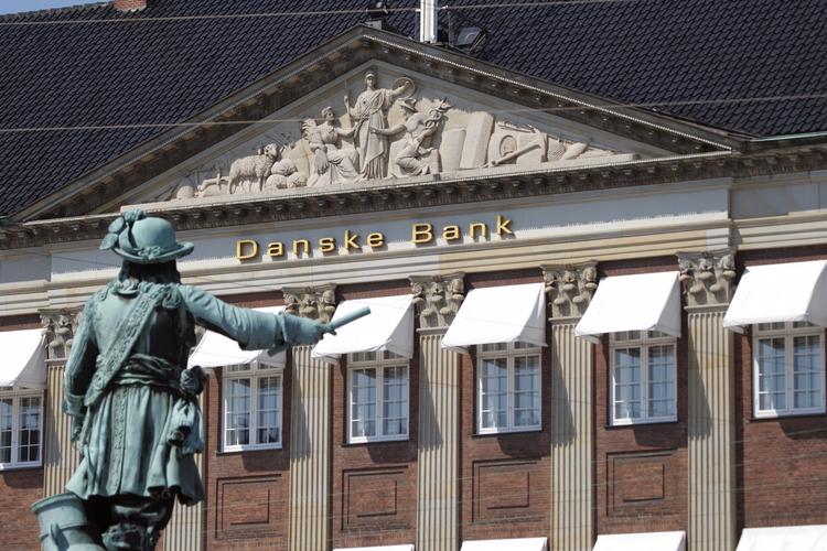 Mindre og mellemstore virksomheder flygter fra Danske Bank til lokalafdelinger for blandt andre Jyske Bank. 