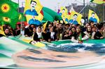 Opstand. Tusindvis af kurdere demonstrerede i lørdags i Düsseldorf mod Islamisk Stats angreb på Kobane i Syrien tæt på Tyrkiets grænse. Demonstranterne medbragte bannere for løsladelse af Abdullah Öcalan, der er medstifter af det kurdiske arbejderparti PKK. Foto: Frank Augstein/AP 