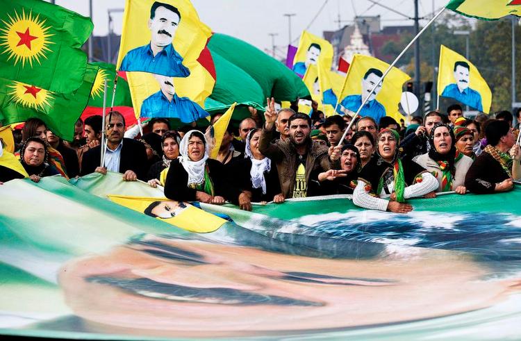 Opstand. Tusindvis af kurdere demonstrerede i lørdags i Düsseldorf mod Islamisk Stats angreb på Kobane i Syrien tæt på Tyrkiets grænse. Demonstranterne medbragte bannere for løsladelse af Abdullah Öcalan, der er medstifter af det kurdiske arbejderparti PKK. Foto: Frank Augstein/AP 