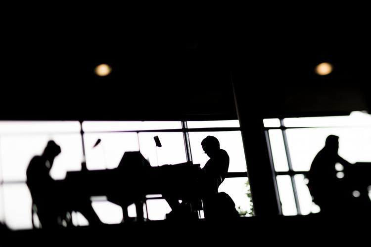omfangsrigt. Tal fra 2008 anslår, at 150.000 danskere hver dag melder sig syge, og det koster samfundet milliarder af kroner på årsbasis, ligesom det kan være et problem for den enkelte medarbejder. 