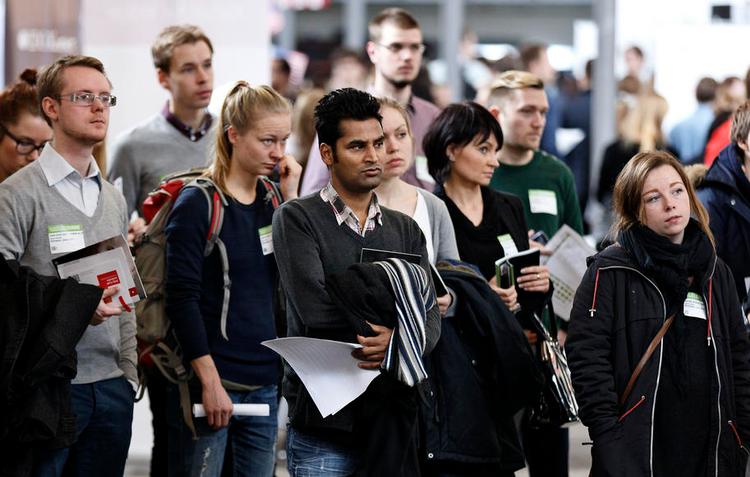 Karriere. Unge som disse, der er til karrieredage i Øksnehallen i København shopper hyppigere mellem stillinger end tidligere generationer. Men det risikerer at skade deres værdi på arbejdsmarkedet, advarer virksomheder. 